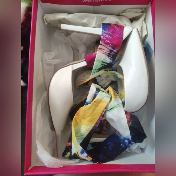 Shoedazzle 10 Multicolor heels - Picture 1 of 3